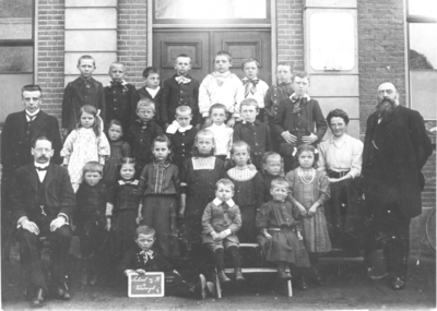 1002408 Groepsportret van een schoolklas van de School met den Bijbel aan de Molenstraat te Vreeswijk. Vóór de ...